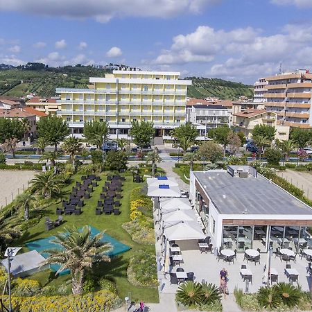 Hotel Atlas Alba Adriatica Esterno foto