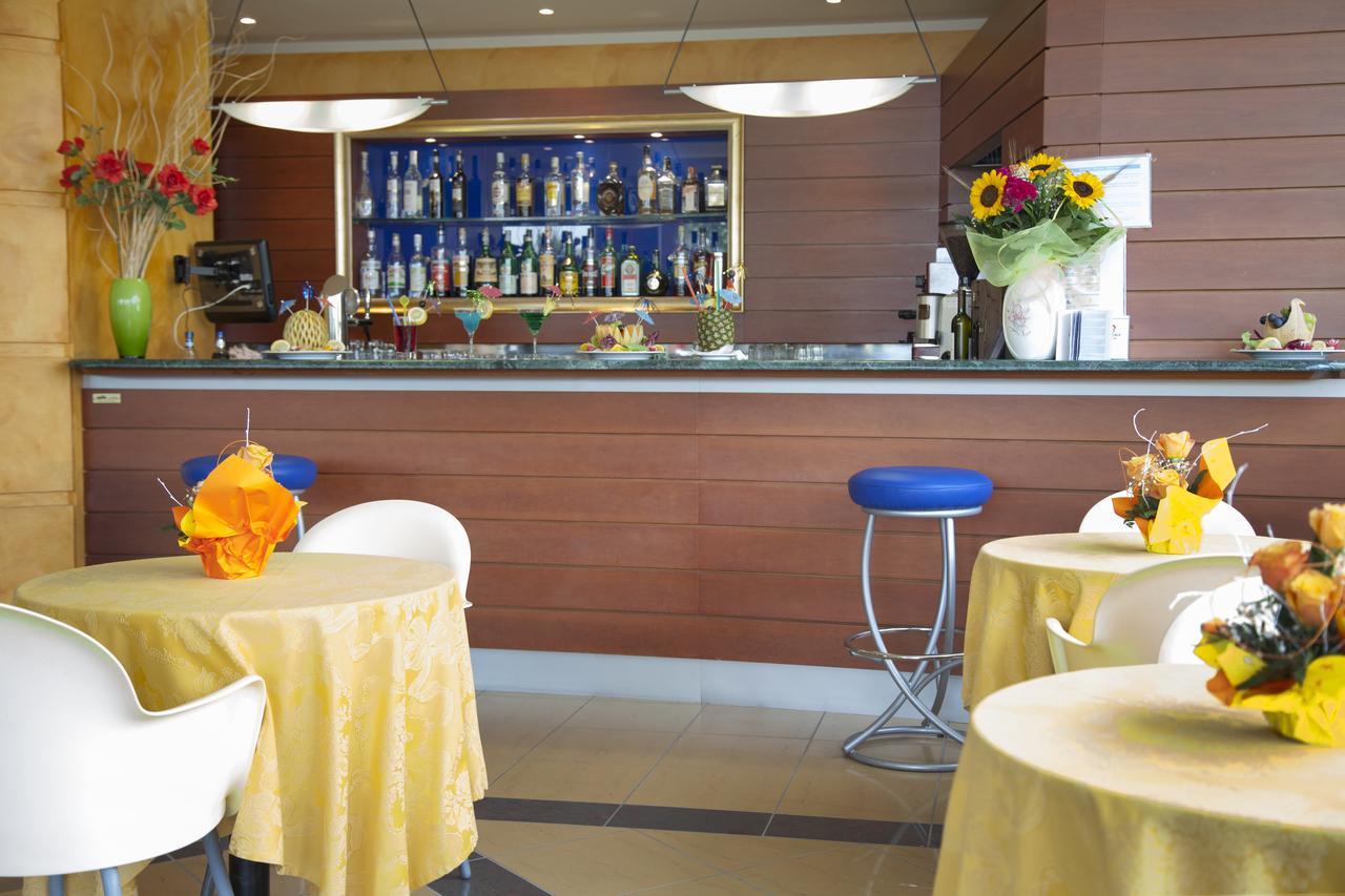 Hotel Atlas Alba Adriatica Esterno foto
