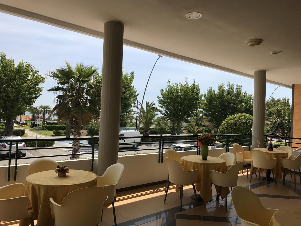 Hotel Atlas Alba Adriatica Esterno foto