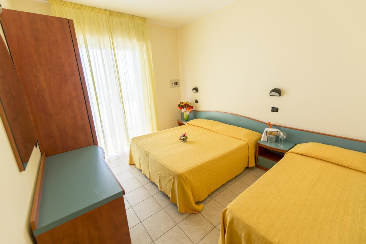 Hotel Atlas Alba Adriatica Esterno foto