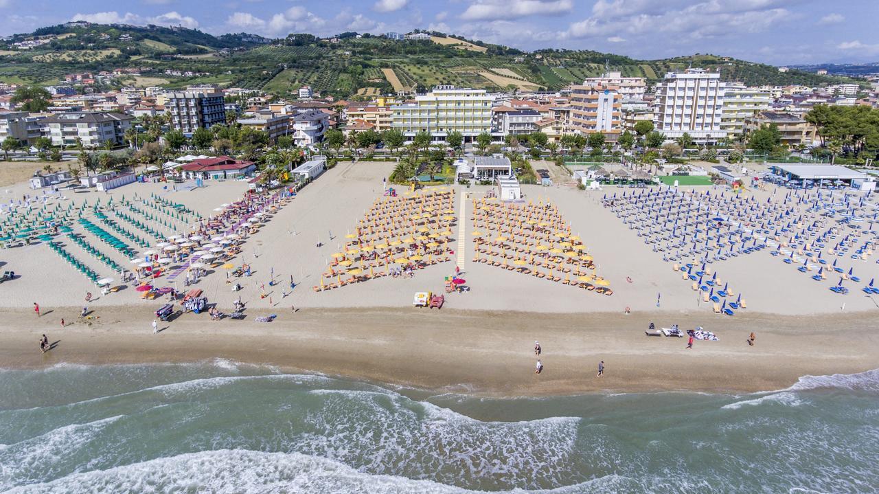 Hotel Atlas Alba Adriatica Esterno foto