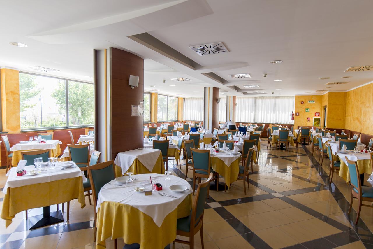 Hotel Atlas Alba Adriatica Esterno foto